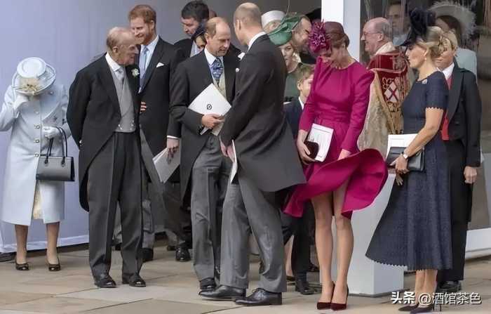 同样是被风吹起裙摆，把英国皇室的王妃们放一起，差距明显出来了